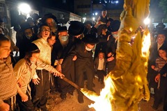 Judíos ultraortodoxos en torno a una hoguera en Jerusalén.