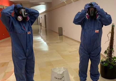 Dos trabajadores de Limpiezas Traumáticas Málaga Grupo Mansof con el traje de protección.