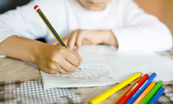 Un nen fent activitat escolar a casa. Foto: Arxiu