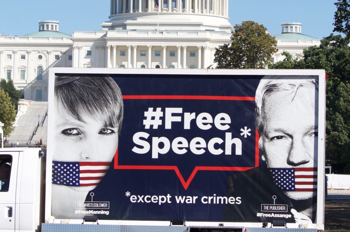 Campanya a favor de l'alliberament de Julian Assange, fundador de WikiLeaks, i de Chelsea Manning, la soldat que li va proporcionar el material classificat, passant just per davant de la Casa Blanca.