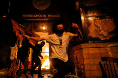 Los manifestantes incendian una comisaría de policía en Minneapolis.