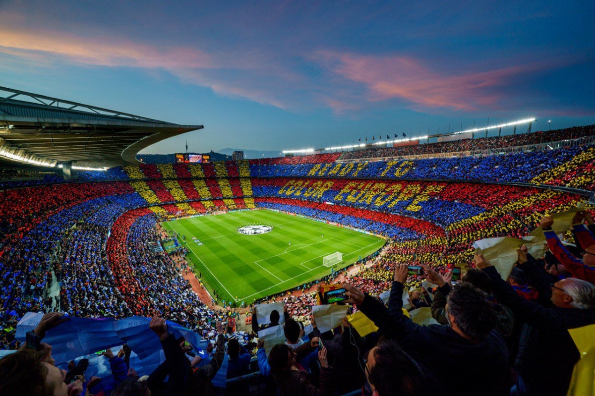 El Camp Nou, mostrant un mosaic abans d'un partit