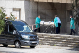 Trabajadores de la funeraria retiran un cadáver de la residencia González Bueno de Madrid.