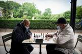 Dos hombres juegan al ajedrez en los Jardines de Luxemburgo en París.