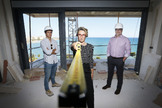 Ana samper, Carlos Paternina y Ricardo Casal en un edificio de nueva tendencia en construcción de Alicante.
