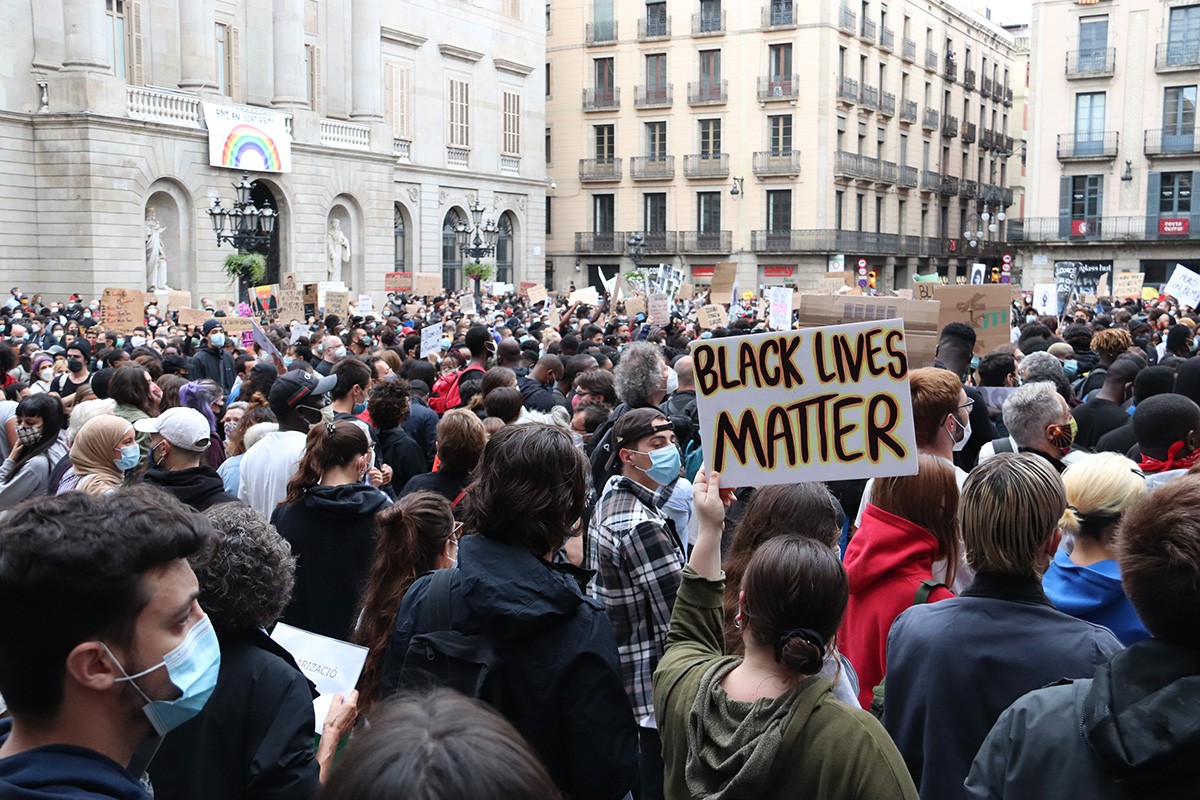La plaça Sant Jaume plena de gent en la protesta «Black Lives Matter»