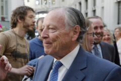 Herido leve el ex alcalde de Madrid Álvarez del Manzano al ser atracado en la calle