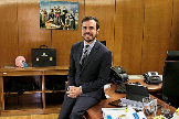 El ministro de Consumo, Alberto Garzón, en su despacho con una imagen al fondo