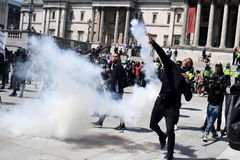 Manifestantes se enfrentan a la policía en Londres.