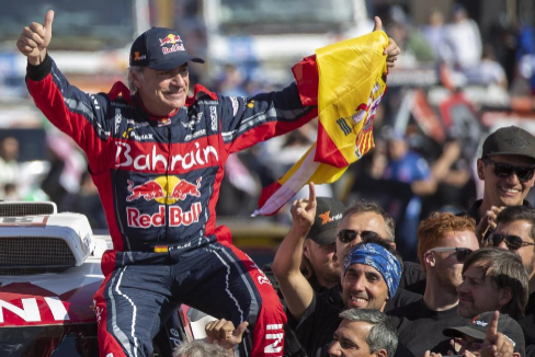 Carlos Sainz celebra su victoria en el último Dakar.