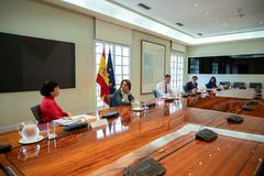 Isabel Celaá habla con Teresa Ribera en el Consejo de Ministros.