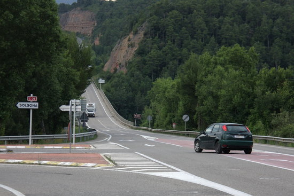 Pla general d'un cotxe a punt d'agafar la carretera C-26 cap a Solsona en el desviament de la C-14 al seu pas per Bassella (Alt Urgell), el primer dia que es recupera la mobilitat amb la Catalunya Central