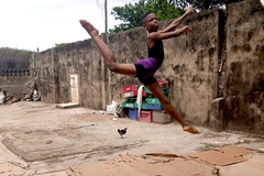 El niño prodigio de Nigeria que danza bajo la lluvia