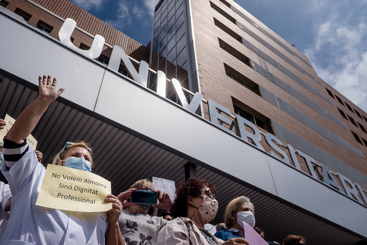 Protesta a l'Hospital de Vic per la paga extra per als sanitaris.