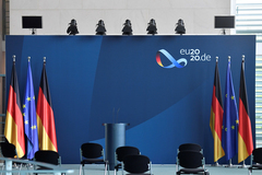 Banderas europeas y alemanas, en el estreno de la Presidencia germana en Berlín.