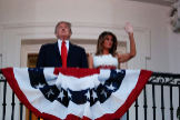 Donald y Melania Trump saludan desde la Casa Blanca.