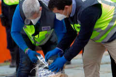Efectivos policiales, con un cargamento de cocaína incautado en Galicia a finales del pasado mes de abril.