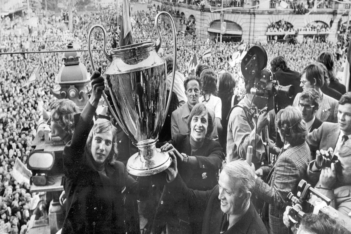 Johan Neeskens i Johan Cruyff celebren als carrers d’Amsterdam el triomf de l’Ajax a la Copa d’Europa de 1971
