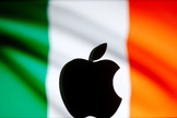 Logo de Apple ante la bandera irlandesa.