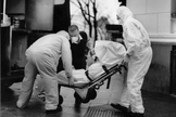 Recogida de un cadáver durante la pandemia de Covid-19.