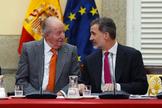 El rey Felipe VI (d) y el rey emérito Juan Carlos I momentos antes de presidir la reunión del patronato de la Fundación Cotec en 2019.