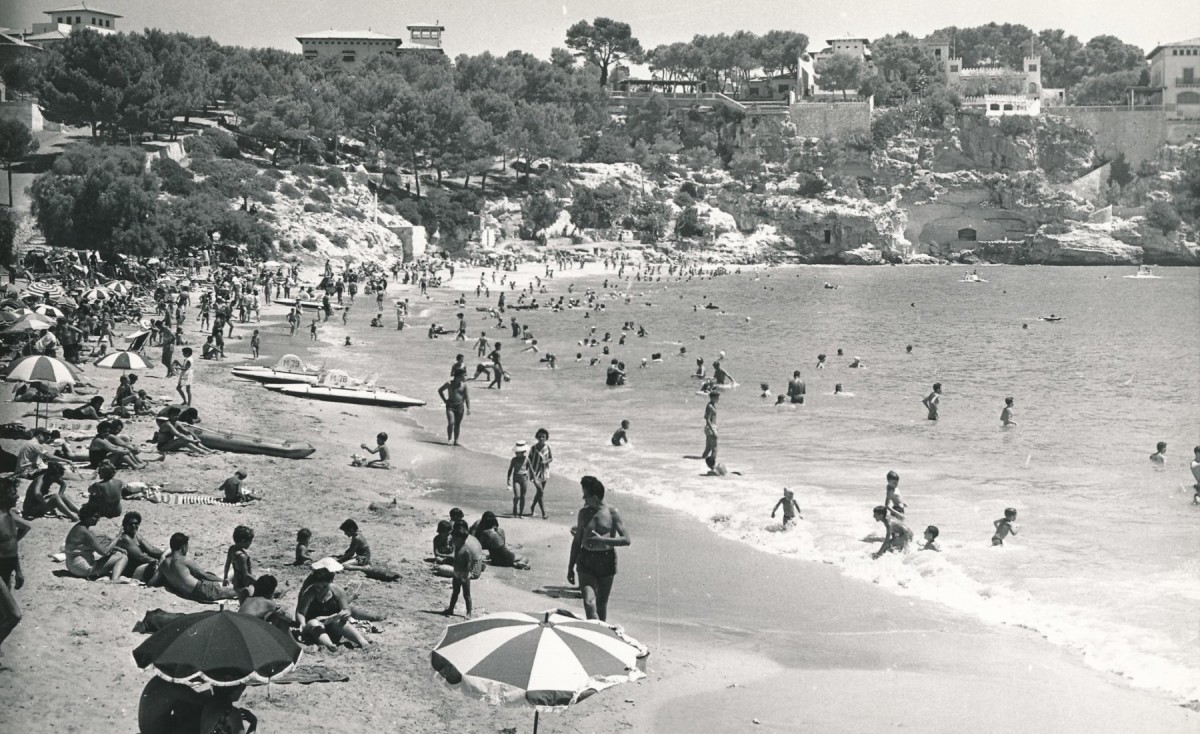 La platja de Portocristo (Mallorca) als anys 60, un dels punts d'atracció del primer turisme de masses.
