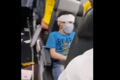 Imagen compartida en redes sociales de interior del avión en el que se aprecia que entre los pasajeros viajan menores.