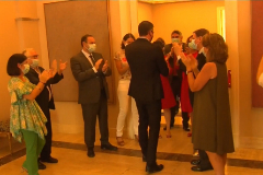 El presidente del Gobierno, Pedro Sánchez, aplaudido por varios de sus ministros a su llegada el pasado martes a Moncloa tras el Consejo Europeo