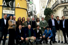 Patronos de la Fundación Alalá posan juntos en una calle de Sevilla antes de la crisis del Coronavirus.