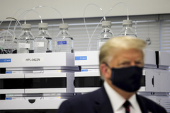 Donald Trump en una planta de fabricación farmacéutica.