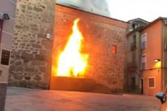 La puerta sur de San Martín de la iglesia San Martín de Plasencia, envuelta en llamas.