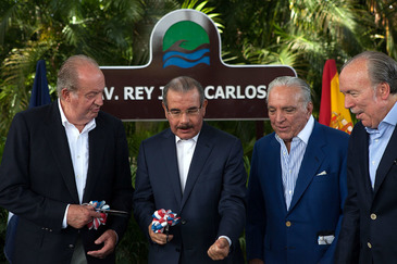 De izqda. a dcha., Juan Carlos I, Danilo Medina, Gustavo Cisneros y José Fanjul, en 2015.
