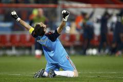 Casillas, tras el triunfo ante Paraguay en el Mundial 2010.