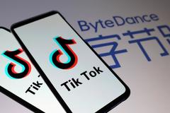 Logotipo de TikTok en un par de dispositivos móviles.