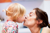 Besar en la boca a tu hijo: Qué opinan los expertos