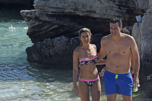 Fotografía del hoy presidente del Gobierno Pedro Sánchez junto a su mujer, Begoña Gómez, durante unas vacaciones de verano en Ibiza, en el año 2016.