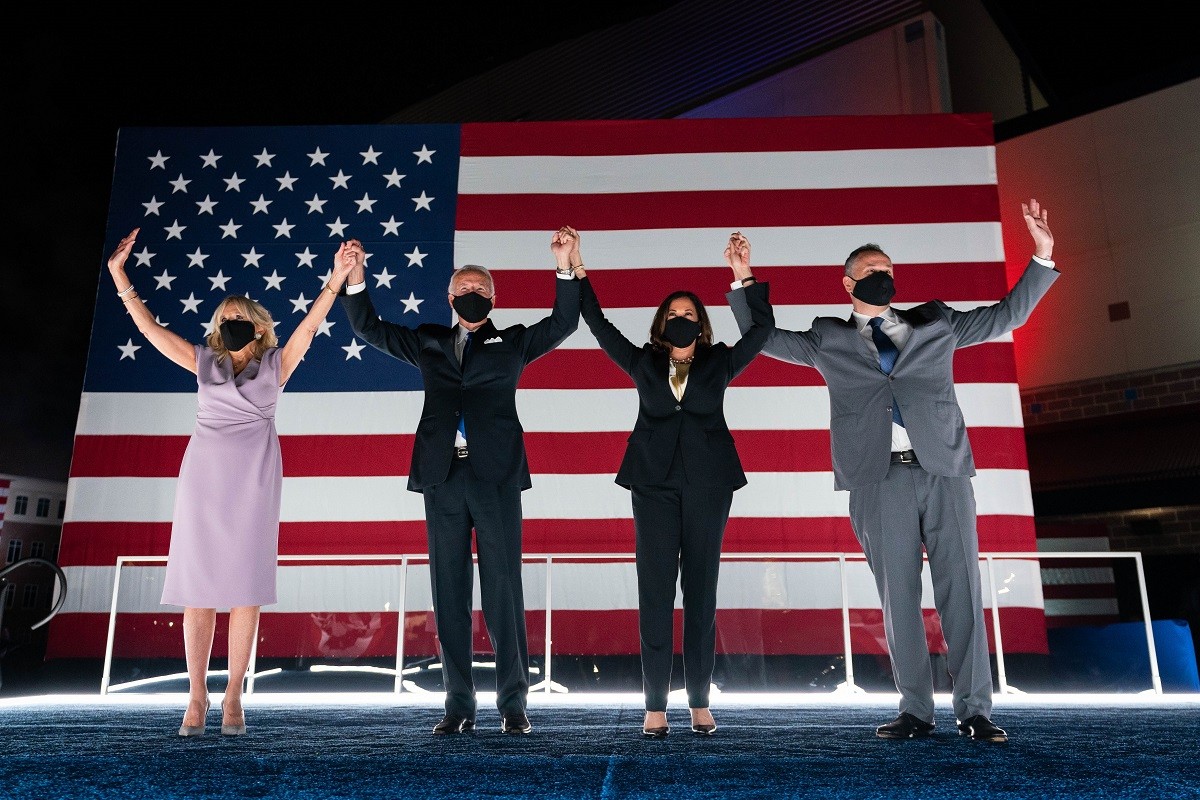 Biden, Harris i les parelles al final de la convenció.