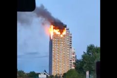 Un gran incendio devora los pisos superiores de una torre en Madrid