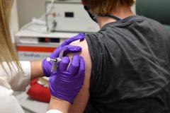 Un joven  recibe una dosis durante el ensayo clínico de la vacuna anticovid en la  Universidad de Maryland (EEUU)