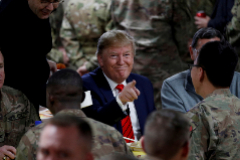 Trump durante una cena con tropas en Afganistán, en 2019.