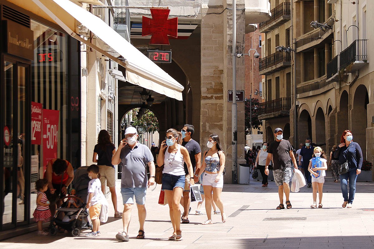 Persones amb mascareta pasaejant per l'Eix Comercial de Lleida