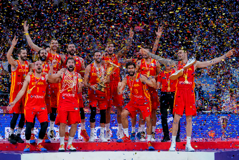 Los jugadores de la selección, con el trofeo de campeones del mundo, en Pekín.