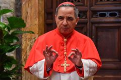 Angelo Becciu, en una imagen en 2018, poco después de ser ordenado cardenal.