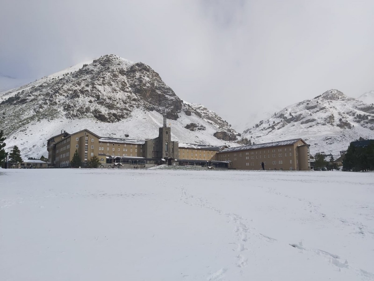 La Vall de Núria s'ha despertat aquest dissabte soterrada de neu.