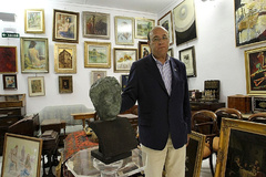 Alberto Tejada, en Appolo Subastas, la galería de arte que poseía en Pamplona, en una imagen de 2011.