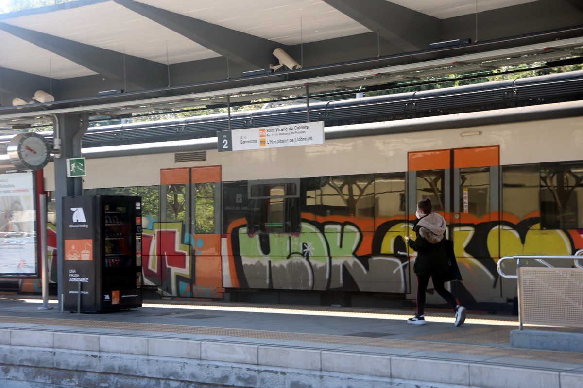 Una usuària agafant el tren a l'estació de la Renfe de Manresa.