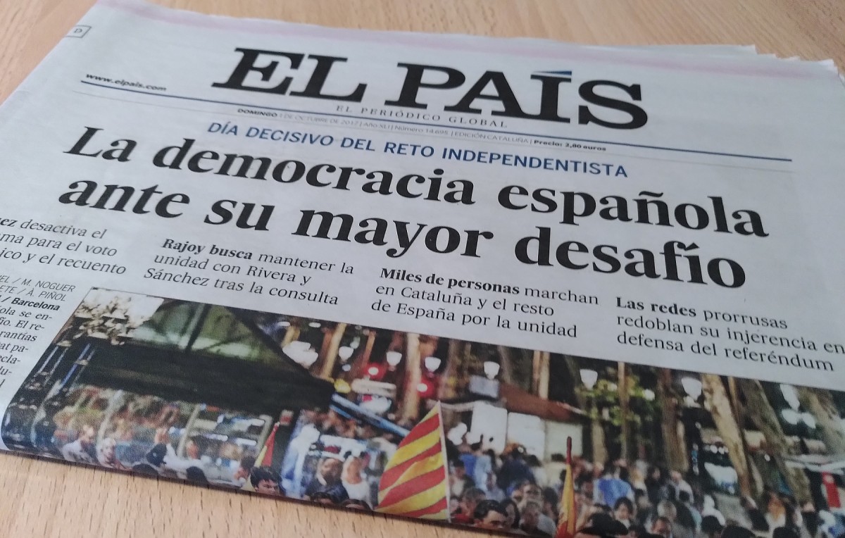 Portada del diari 'El País' del dia 1 d'octubre de 2017, contraposant la 'democràcia espanyola' al 'desafiament' independentista.