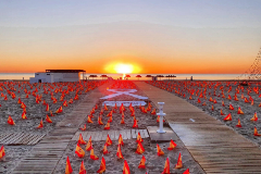 La playa amanece llena de banderas por las víctimas de la pandemia