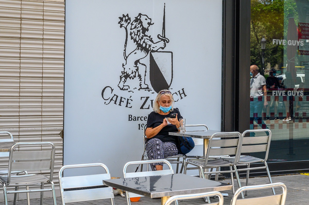 Una dona amb mascareta en una terrassa de Barcelona