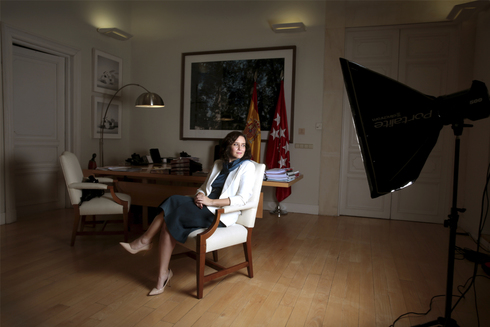 La presidenta de la Comunidad de Madrid, Isabel Díaz Ayuso, en su despacho de la Puerta del Sol.